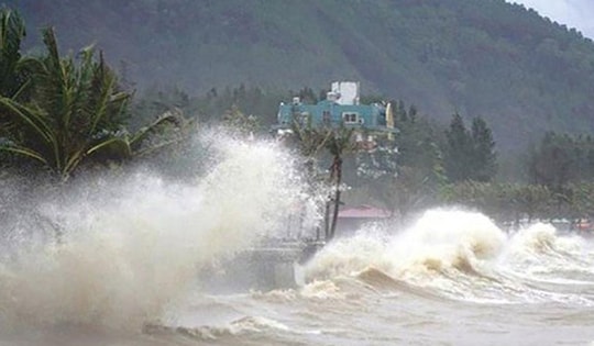 Bão số 15 có khả năng mạnh cấp 12, giật cấp 15, quần thảo trên Biển Đông