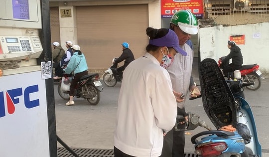 Giá xăng giảm lần thứ 2 liên tiếp, RON95 còn 20.009 đ/lít