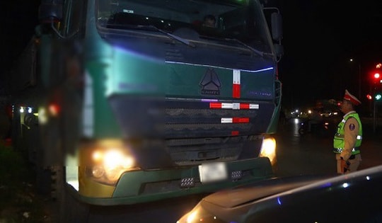 CSGT Hà Nội tuần tra xuyên đêm, phát hiện nhiều chiêu 'lách luật' của tài xế xe tải
