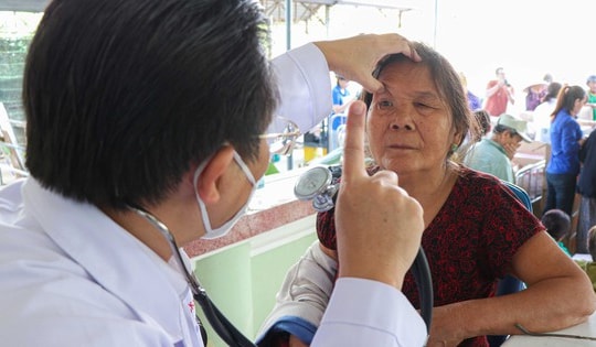Hơn 1.600 người dân được khám bệnh, cấp thuốc và quà trong chương trình ‘Chuyến xe Sức khỏe – Thương về miền Trung’