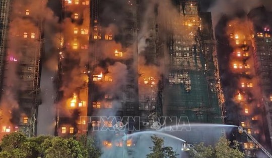 Vụ cháy chung cư ở Hong Kong: Lực lượng chức năng chạy đua cứu nạn