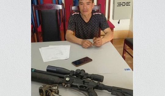 Bắt 2 đối tượng tàng trữ súng quân dụng