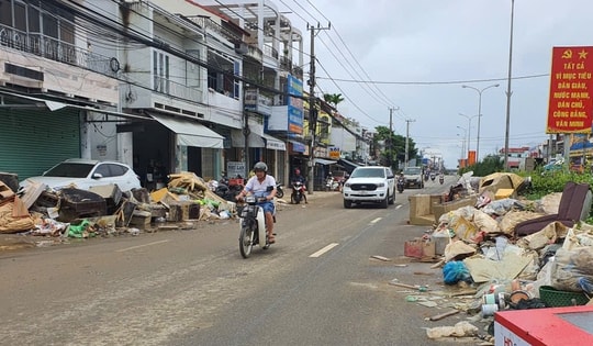 Khánh Hòa ngập rác sau mưa lũ, lực lượng chức năng và công nhân môi trường làm việc xuyên đêm