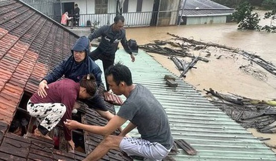 Thủ tướng yêu cầu huy động nguồn lực sửa chữa, xây lại nhà dân sau lũ