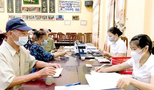 Chủ tịch xã quyết định chi trả trợ cấp hưu trí xã hội cho người già không có lương hưu