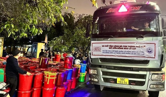 Lý do người Huế dùng thùng nhựa đựng hàng cứu trợ gửi bà con vùng lũ