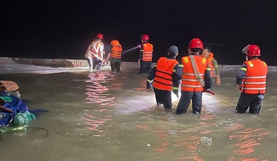 Người đàn ông bị sóng cuốn trôi mất tích khi bơi thuyền thúng ra biển trục vớt neo