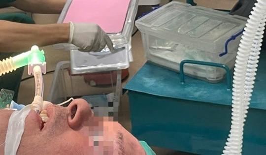 Một năm khàn tiếng không rõ lý do, người đàn ông Hà Lan được bác sĩ Việt Nam phát hiện u hạt thanh quản