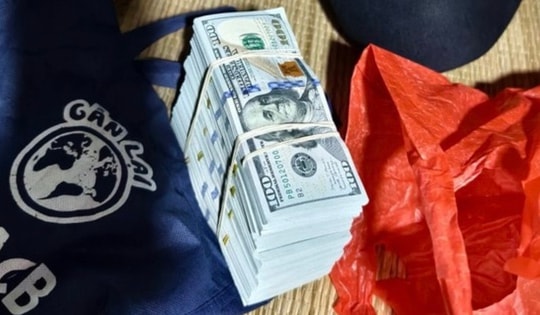 Nhận hàng cứu trợ bão lũ, phát hiện gần 2.000 USD trong túi đồ