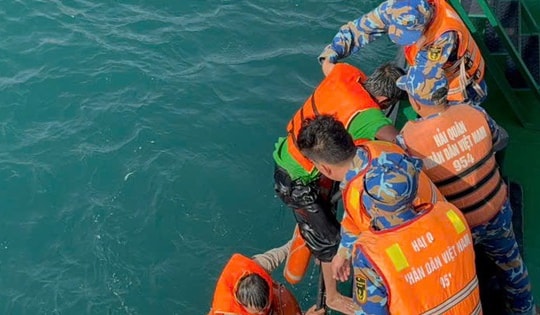 Cán bộ, chiến sĩ hải quân vượt sóng lớn cứu hai thuyền viên gặp nạn