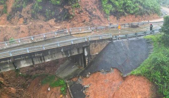 Cầu cạn trên đường Hồ Chí Minh bị xô nghiêng trong mưa lũ lịch sử hiện ra sao?