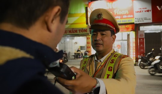 Kiểm tra nồng độ cồn, nhiều công nhân lao động phổ thông vi phạm viện cớ ‘hoàn cảnh khó khăn’ xin giảm phạt