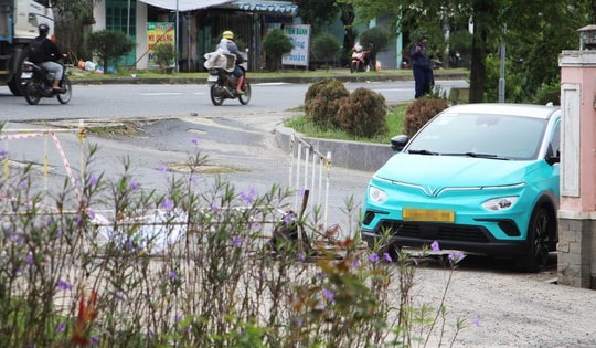 Cận cảnh ô tô ào ạt 'chui' vào đường làng để né trạm thu phí trên Quốc lộ 1