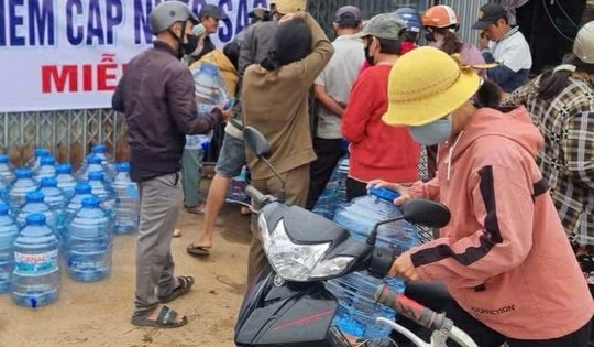 Cung cấp nước sạch giúp người dân vùng lũ Đắk Lắk phòng ngừa dịch bệnh