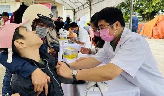 Bệnh viện 19-8 vượt đường khó, trao yêu thương và tủ thuốc đặc biệt cho bà con vùng lũ