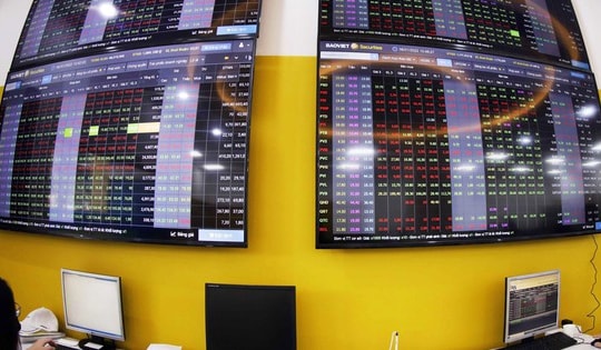 Chứng khoán 'xanh vỏ đỏ lòng', điểm tựa từ nhóm bất động sản đầu ngành