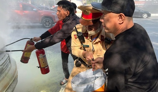 Hà Nội: Kịp thời dập tắt ô tô bất ngờ bốc cháy