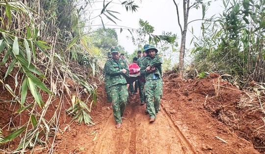 Khiêng cáng vượt dốc núi sạt lở cứu sản phụ 'ngàn cân treo sợi tóc'