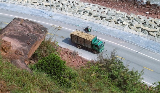 Nguy cơ sạt lở vách núi Mộ Dạ, đe doạ tuyến đường ven biển Nghệ An