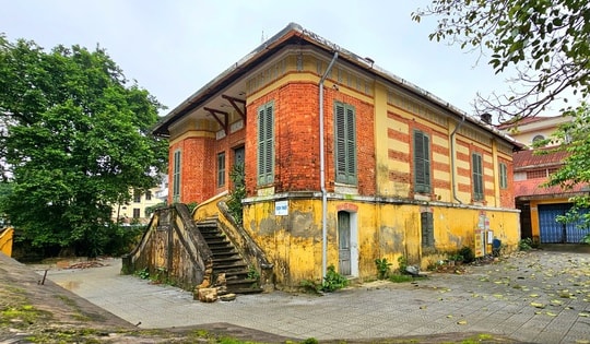 Cận cảnh biệt thự Pháp trăm năm tuổi ở Huế