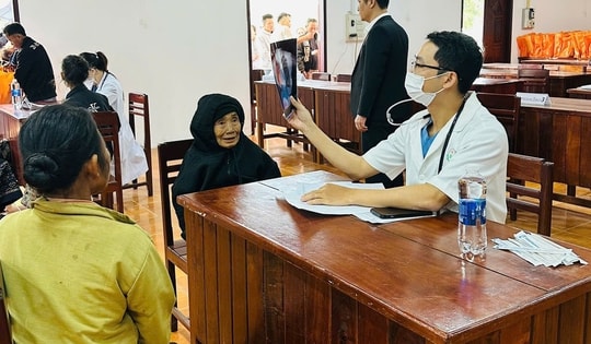 Khám bệnh miễn phí cho người dân Sepon: Thắt chặt nghĩa tình Việt – Lào
