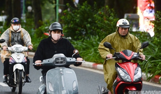 Miền Bắc chuyển mưa rét, bão số 15 đứng im trên Biển Đông