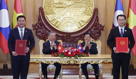 Tổng Bí thư Tô Lâm và Tổng Bí thư, Chủ tịch nước Lào chứng kiến Lễ trao các văn kiện hợp tác