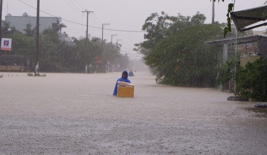 Bão số 15 suy yếu thành áp thấp nhiệt đới, miền Trung hứng đợt mưa lớn
