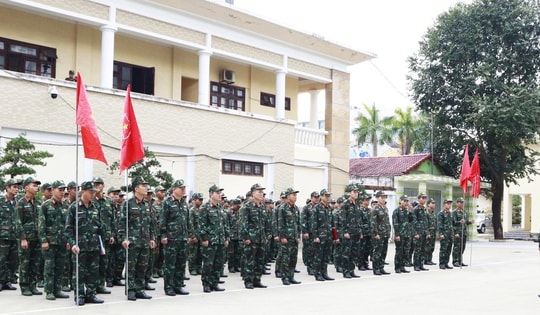 Bộ đội thần tốc vào vùng lũ giúp dân dựng nhà mới trước Tết