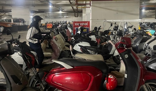Hà Nội: Chung cư 'vạn dân' thông báo ngừng nhận trông xe điện dưới tầng hầm