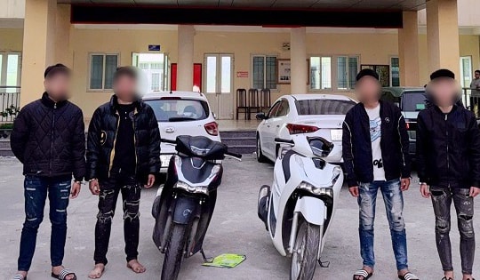 Nhóm thanh niên đi xe SH cầm dao gắn tuýp sắt truy đuổi người đi đường