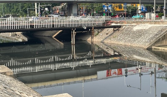 Nước sông Tô Lịch bất ngờ chuyển màu đen đặc