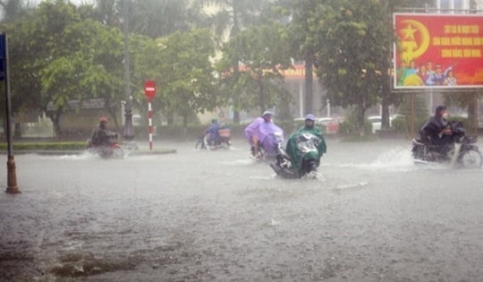 Áp thấp nhiệt đới loanh quanh trên Biển Đông, Trung Bộ mưa lớn từ đêm nay