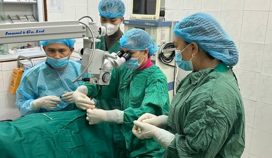 Chuyển giao kỹ thuật mổ mộng mắt giúp người dân vùng biên được điều trị ngay tại cơ sở