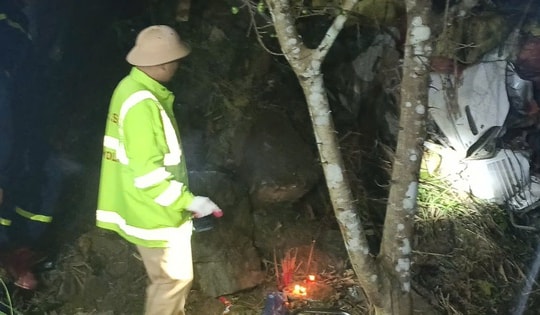 Xe tải lao xuống vực sâu 100m khiến tài xế tử vong tại chỗ