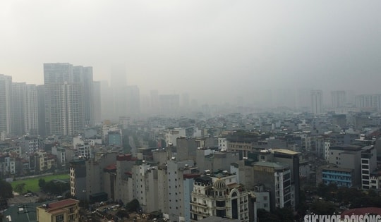 Tòa nhà cao tầng 'biến mất' sau lớp mù dày đặc