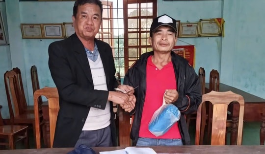 Xúc động tấm lòng người đàn ông nhặt ve chai mang 1 triệu đồng ủng hộ đồng bào vùng lũ