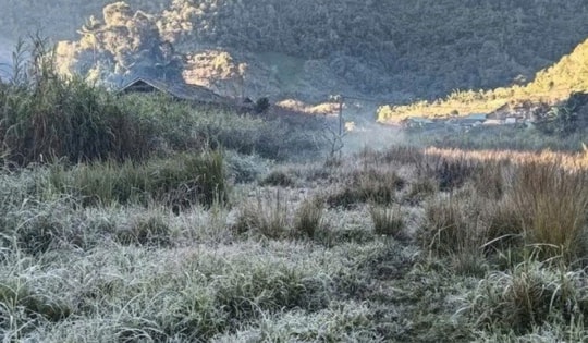 Sương mù phủ trắng quốc lộ, băng giá xuất hiện ở vùng biên Nghệ An