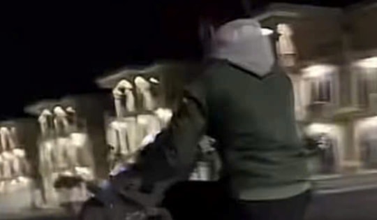 Xác minh nhóm thanh thiếu niên đi xe máy 'bốc đầu' trong đêm, phát livestream trên mạng