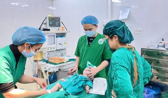 Ngã tại nhà, bé 3 tháng tuổi bị lõm đầu và xuất huyết nội sọ