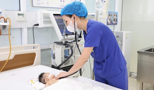 Bé gái 2 tháng tuổi suy hô hấp, viêm phổi nặng do RSV