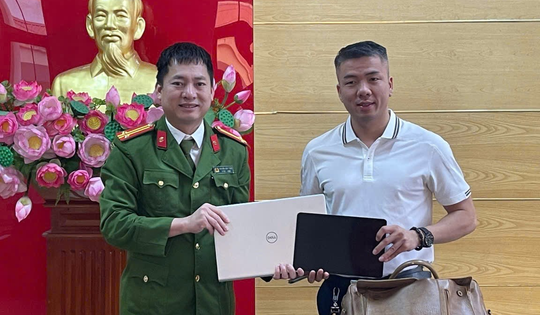 Giám đốc công ty làm rơi nhiều tài sản, được Công an phường tuần tra phát hiện, trao trả