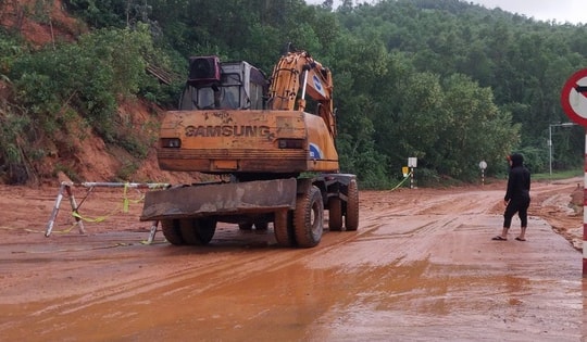 Video khẩn trương thu dọn bùn đất tràn xuống đường vào khu du lịch sau mưa lớn