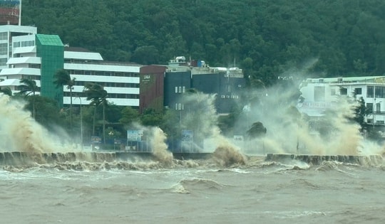 Miền Trung cục bộ có nơi mưa rất to, sóng biển cao đến 3m