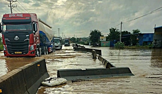 Quốc lộ và cao tốc xuất hiện nhiều điểm ngập và sạt lở mới, tài xế lưu ý lộ trình