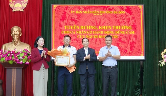 Người đàn ông dùng tiền thưởng khi cứu người để ủng hộ vùng lũ