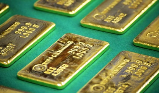 Giá vàng giảm nhẹ khi nhà đầu tư thận trọng trước cuộc họp của Fed