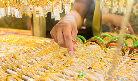 Giá vàng hôm nay ngày 4/12 đồng loạt giảm rất mạnh