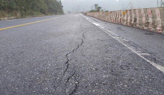 Sau hiện tượng giun đất bò lên bất thường, đường lên đèo Ngang xuất hiện vết nứt