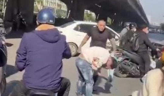 Kết cục của gã đàn ông hùng hổ đánh người